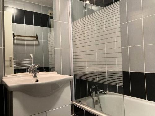 une salle de bain avec un lavabo, une douche et une baignoire dans l'établissement Résidence Rond-point-pistes I - Maxi studio pour 4 pers. au centre de la station à Orcières Merlette - Alpes du Sud MAE-7054, à Orcières