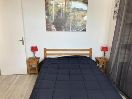 Ce lit se trouve dans un dortoir doté de 2 lampes sur les tables. dans l'établissement Résidence Rond-point-pistes Ii - Beau deux pièces 35B avec grande terrasse expo SUD et WIFI MAE-7084, à Orcières