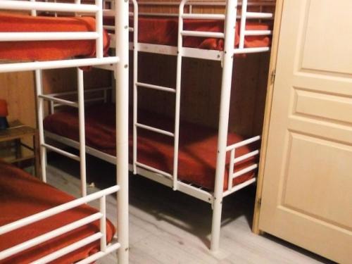 quelques lits superposés dans une chambre dans l'établissement Résidence Rond-point-pistes Ii - Deux pièces 6 pers rond point des pistes 2 N° 58B avec WIFI MAE-7104, à Orcières