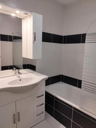 une salle de bain blanche avec un lavabo et une baignoire dans l'établissement Résidence Rond-point-pistes Ii - Deux pièces au rond point des pistes n° 67B avec WIFI MAE-7114, à Orcières