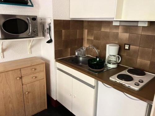 Kjøkken eller kjøkkenkrok på Résidence Rond-Point-pistes I - Studio pour 4 Personnes 134