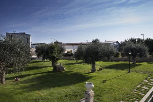 Taman di luar Relais Masseria Serritella