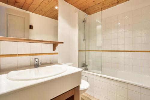a bathroom with a sink and a toilet and a shower at Quartier La Forêt - maeva Home - Appartement 3 pièces 6 personnes Sélection MAE-7299 in Valmorel