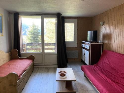un salon avec un canapé rouge et une table dans l'établissement Résidence Rond-point-pistes I - Deux pièces 8 pers le ROND POINT DES PISTES 1 n °131 A MAE-7194, à Orcières