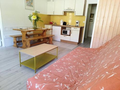un salon avec une table et une cuisine dans l'établissement Résidence Rond-point-pistes I - Deux pièces 8 pers ROND POINT DES PISTES 1 - n° 101 A MAE-7244, à Orcières