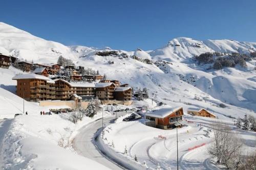 un rifugio da sci nella neve su una montagna di Résidence Rond-Point-pistes I - 2 Pièces pour 8 Personnes 234 a Orcières