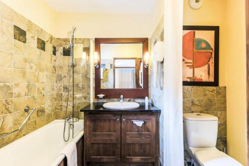 une salle de bain avec un lavabo, une baignoire et des toilettes dans l'établissement Résidence Les Arcs 1950 Le Village - maeva Home - 3 pièces 6 personnes Sélection - Manoir de Savoie MAE-8121, à Bourg-Saint-Maurice