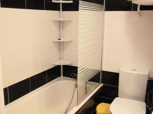 La salle de bains est pourvue d'une douche, de toilettes et d'une baignoire. dans l'établissement Résidence Rond-point-pistes Ii - Maxi studio 4 pers. n° 55B au rond point des pistes 2 MAE-7264, à Orcières