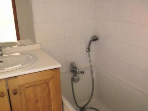 une salle de bain avec douche et lavabo dans l'établissement Résidence Balcons Du Soleil - Trois pièces 6 pers. n° 501 Balcons du soleil à Orcières Merlette - Alpes du Sud MAE-7304, à Orcières