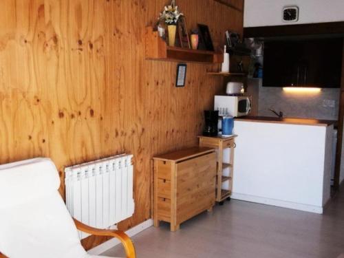 a kitchen with a wooden wall with a white radiator at Résidence Les Erables - Maxi studio pour 6 pers. Les ERABLES à Orcières Merlette - Alpes du Sud MAE-7374 in Orcières