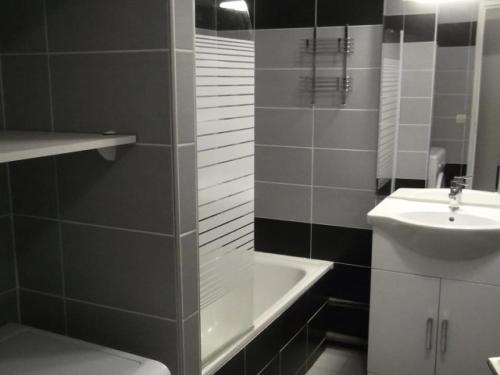 une salle de bain avec un lavabo, une douche et des toilettes dans l'établissement Résidence Rond-point-pistes Ii - Maxi studio 4 pers.N°74 B au rond point des pistes 2 avec WIFI MAE-7324, à Orcières
