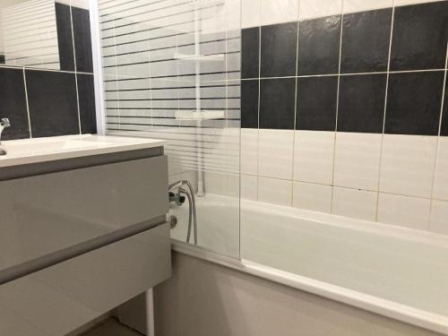 Bathroom sa Résidence Rond-Point-pistes I - Studio pour 4 Personnes 364