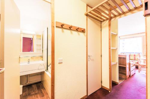 une salle de bain avec un lavabo et un miroir dans l'établissement Quartier La Forêt - maeva Home - Appartement 2 pièces 5 personnes Sélection MAE-8884, à Valmorel