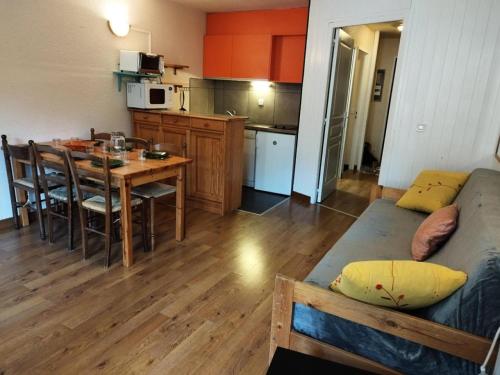 Il comprend une cuisine et un salon avec un lit et une table. dans l'établissement Résidence Rond-point-pistes I - Maxi studio 6 pers. N°73 au rond point des pistes MAE-7384, à Orcières