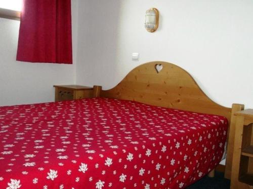 - une chambre avec un lit rouge et une couverture rouge dans l'établissement Résidence Balcons Du Soleil - Trois pièces 6 pers balcons du soleil n° 211 MAE-7564, à Orcières