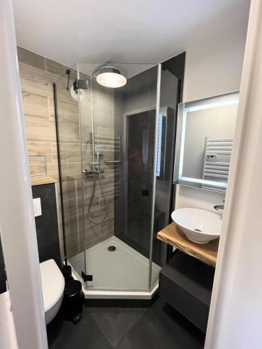 une salle de bain avec une douche, des toilettes et un lavabo dans l'établissement Résidence Les Constellations - maeva Home - Appartement 3 Pièces 8 Personnes - Selection MAE-0330, à La Plagne Tarentaise
