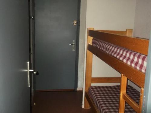 a room with a bunk bed and a door at Résidence Le Plein Soleil 2 - Studio 4 personnes, résidence Plein Soleil 2 à ORCIERES-MERLETTE, Alpes du Sud MAE-7574 in Orcières