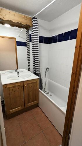 une salle de bain avec un lavabo et une baignoire dans l'établissement Résidence Balcons Du Soleil - Trois pièces 8 pers Balcons du soleil n° 401 avec WIFI ET Netflix MAE-7554, à Orcières