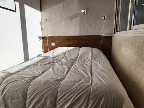 un grand lit dans une chambre avec une fenêtre dans l'établissement Résidence Rond-point-pistes Ii - T2 6 pers.au rond point des pistes 2 n°56 B avec WIFI MAE-8724, à Orcières