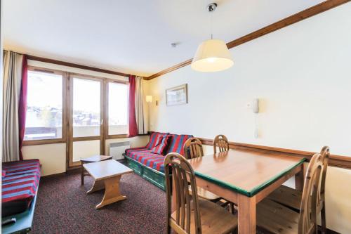 un salon avec une table et un canapé dans l'établissement Résidence Le Mont Soleil - maeva Home - Appartement 2 Pièces 5 Personnes - Confort MAE-0338, à Mâcot La Plagne
