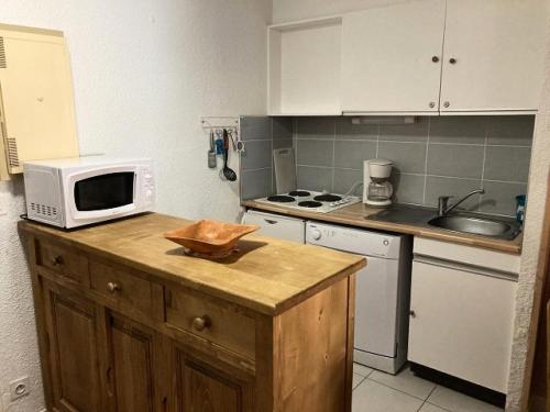 Una cocina o kitchenette en Résidence Rond Point Pistes - Pièces 744