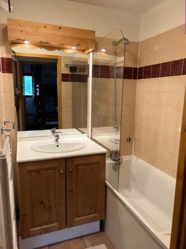 une salle de bain avec un lavabo, une baignoire et une douche dans l'établissement Résidence Les Cristallines - TROIS PIECES 6 PERS N°001 LES CRISTALINES AVEC TERRASSE et parking MAE-8114, à Orcières
