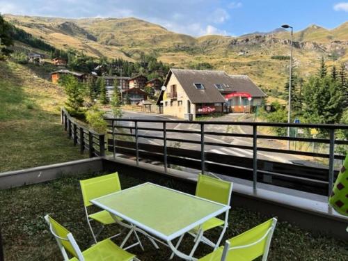 a table and chairs on a balcony with mountains at Résidence Les Cristallines - 3 Pièces pour 6 Personnes 114 in Orcières