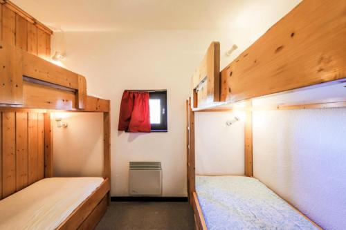une chambre avec deux lits superposés et une fenêtre dans l'établissement Résidence Le Preyerand - Appartement 2 Pièces 6 Personnes - Sélection MAE-0896, aux Menuires