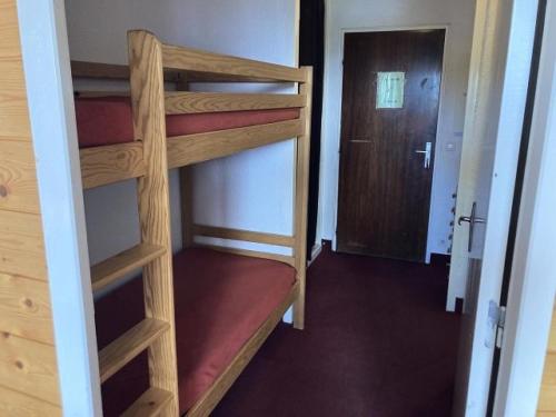a room with two bunk beds and a door at Résidence Rond-point-pistes I - Studio pour 6 Personnes 271 in Orcières