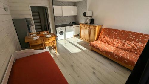 a living room with a couch and a table at Résidence Rond-point-pistes I - Studio pour 6 Personnes 281 in Orcières