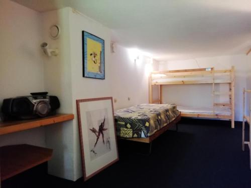 - une chambre avec un lit et un appareil photo sur le mur dans l'établissement Résidence Archeboc - Appartement 5 personnes à Arc 1800 proche des pistes dans le village de Charmettoger MAE-1925, à Arc 1800