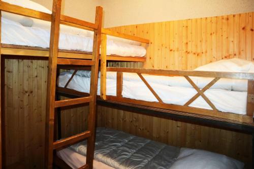 une chambre avec trois lits superposés dans une cabine dans l'établissement Résidence Orr Des Forets - 32 Orrianes des Forets MAE-0504, aux Orres