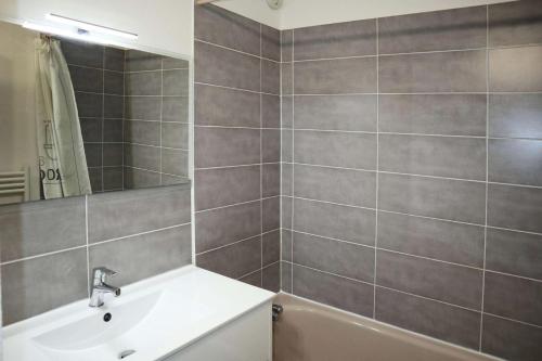 une salle de bain avec un lavabo et un miroir dans l'établissement Résidence Orr Des Forets - 32 Orrianes des Forets MAE-0504, aux Orres