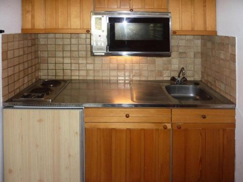 a kitchen with a sink and a microwave at Résidence ORR DES CIMES - Studio pour 4 Personnes 554 in Les Orres