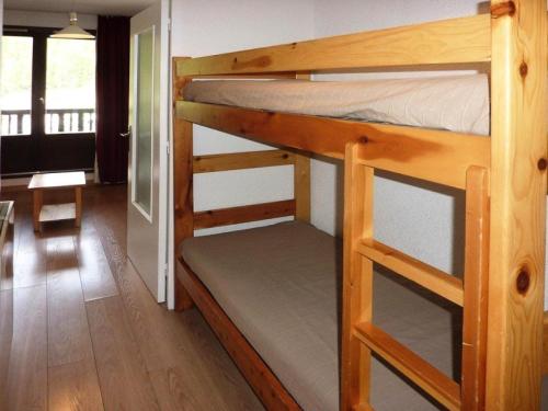 a bunk bed in a room with a desk at Résidence ORR DES CIMES - Studio pour 4 Personnes 554 in Les Orres