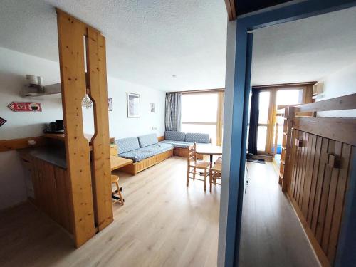 un salon avec un canapé et une table dans l'établissement Résidence Tournavelles - Appartement 2 pièces 5 personnes au pied des pistes et des commerces, proche de l'ESF et de la garderie dans le village des Vill MAE-1929, à Arc 1800
