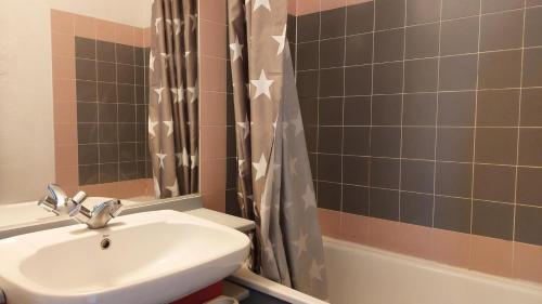 łazienka z umywalką i prysznicem w obiekcie Résidence Ruitor Arc 1800 - Appartement 2 pièces 5 personnes avec une belle vue sur la vallée, proche du télécabine dans le village de Charmettoger à Arc 18 MAE-1928 w mieście Arc 1800