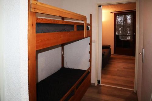 a room with two bunk beds and a hallway at Résidence LE PERESCUELLE - Studio pour 4 Personnes 624 in Les Orres