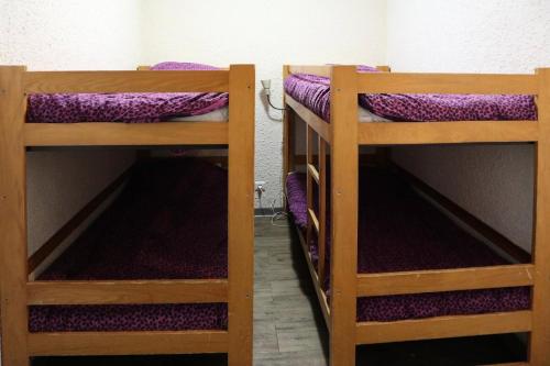 deux ensembles de lits superposés dans une chambre dans l'établissement Résidence Orr Des Forets - 87 Orrianes des forets MAE-0534, aux Orres