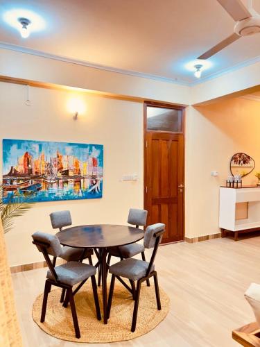 - une salle à manger avec une table et des chaises dans l'établissement Pishon Home, à Dar es Salaam