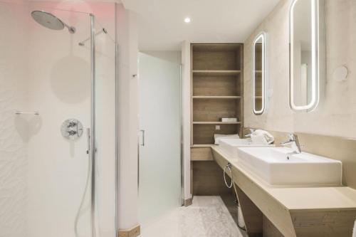 Ett badrum på Résidence Premium L'Hévana - maeva Home - Appartement 3 pièces 6 personnes 93