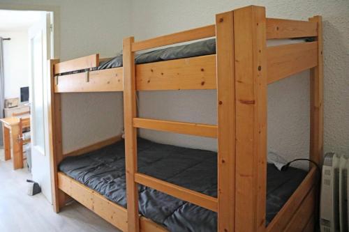 a couple of bunk beds in a room at Résidence ORR DES CIMES - Studio pour 4 Personnes 594 in Les Orres