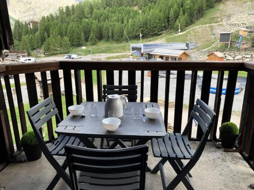 a black table and chairs on a balcony at Résidence Orr Des Cimes - Superbe studio vue pistes centre station MAE-0594 in Les Orres