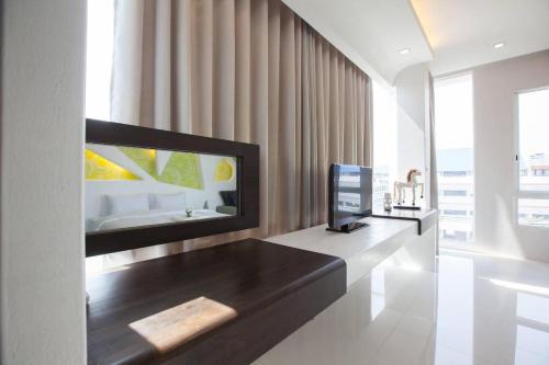 TV a/nebo společenská místnost v ubytování O-Bay Design Hotel Prachuap