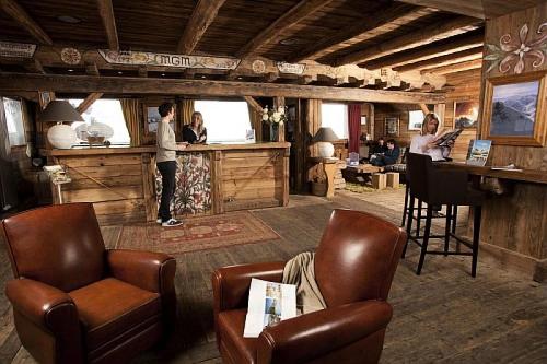 un homme debout à un bar dans une pièce dans l'établissement Résidence L'Ecrin des Neiges - maeva Home - Appartement 4 Pièces 8 Personnes - Sélection MAE-2873, à Tignes