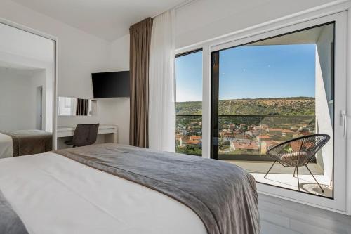 - une chambre avec un lit et une grande fenêtre dans l'établissement Villa Summer side by Istrialux, à Marina