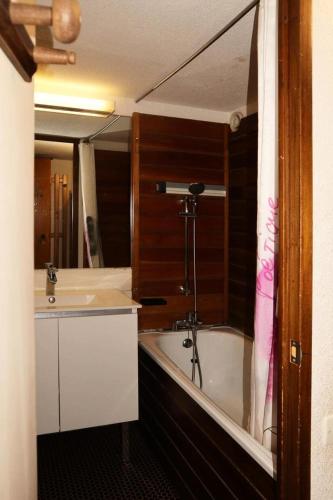 une salle de bain avec une baignoire et un lavabo et une baignoire dans l'établissement Résidence Le Pouzenc - Studio 6 personnes accès direct aux pistes MAE-0674, aux Orres