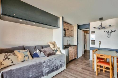 un salon avec un canapé et une table dans l'établissement Résidence L'Ours Blanc - maeva Home - Studio 5 Personnes - Sélection MAE-4232, à Huez