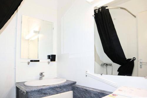 une salle de bain avec un lavabo et un miroir dans l'établissement Résidence Les Gradins - 32 LES GRADINS lES ORRES 1650 MAE-0744, aux Orres