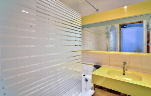une salle de bain avec un lavabo et un miroir dans l'établissement Résidence L'Ours Blanc - maeva Home - Studio 5 Personnes - Sélection MAE-4232, à Huez